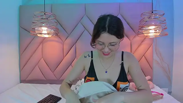 Snapshot of AngelaaCute_ chatting on January 18, 5:48 pm AngelaaCute online show from January 18, 5:48 pm