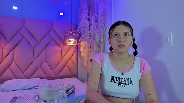 Snapshot of AngelaaCute_ chatting on February 4, 12:00 pm AngelaaCute online show from February 4, 12:00 pm