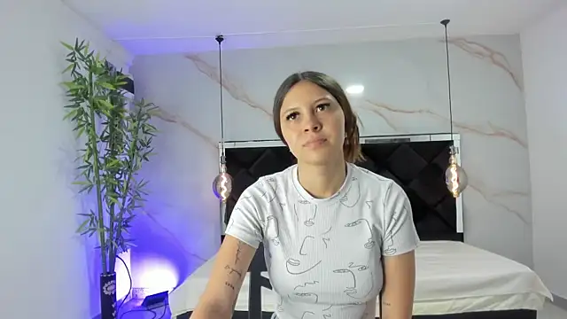 Snapshot of AngelaaCute_ chatting on November 6, 12:17 pm AngelaaCute online show from November 6, 12:17 pm