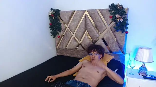 Snapshot of nickolas_moon chatting on December 19, 3:30 pm nickolas moon online show from December 19, 3:30 pm