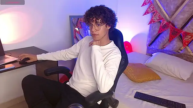 Snapshot of nickolas_moon chatting on February 17, 2:48 pm nickolas moon online show from February 17, 2:48 pm