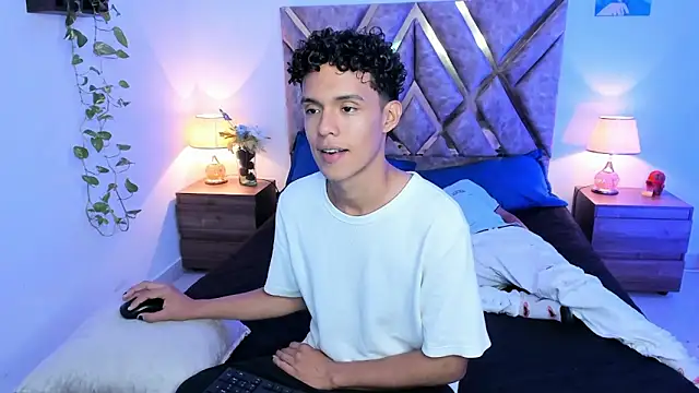 Snapshot of nickolas_moon chatting on October 3, 10:07 pm nickolas moon online show from October 3, 10:07 pm