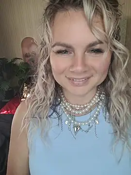 Snapshot of candy_queeen chatting on June 4, 4:40 am candy queeen online show from June 4, 4:40 am
