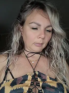 Snapshot of candy_queeen chatting on June 6, 3:55 am candy queeen online show from June 6, 3:55 am