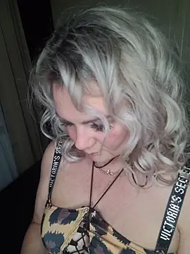 Snapshot of candy_queeen chatting on June 10, 8:52 pm candy queeen online show from June 10, 8:52 pm