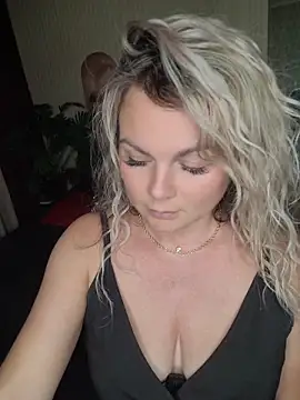 Snapshot of candy_queeen chatting on June 18, 1:48 pm candy queeen online show from June 18, 1:48 pm