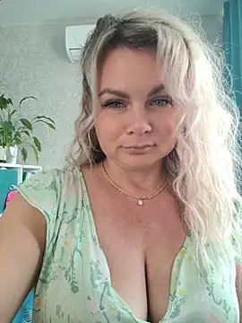 Snapshot of candy_queeen chatting on June 22, 4:42 am candy queeen online show from June 22, 4:42 am