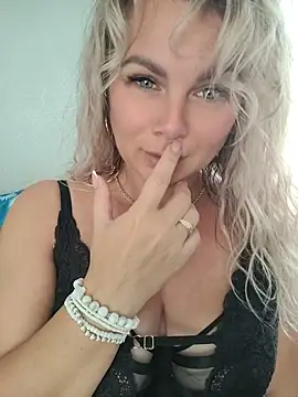 Snapshot of candy_queeen chatting on June 25, 4:45 am candy queeen online show from June 25, 4:45 am