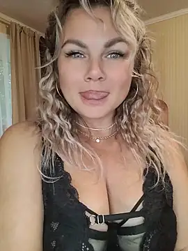 Snapshot of candy_queeen chatting on July 2, 4:40 am candy queeen online show from July 2, 4:40 am