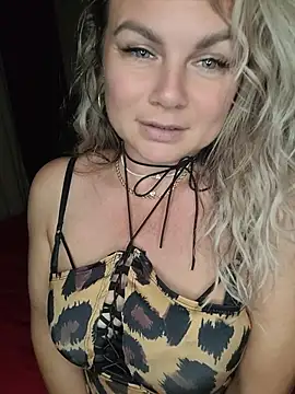 Snapshot of candy_queeen chatting on July 7, 10:03 pm candy queeen online show from July 7, 10:03 pm