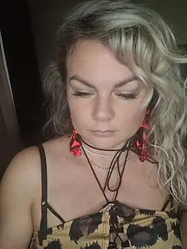 Snapshot of candy_queeen chatting on July 10, 4:17 am candy queeen online show from July 10, 4:17 am