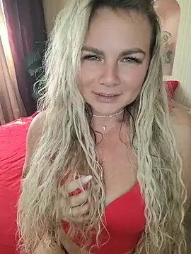 Snapshot of candy_queeen chatting on August 5, 4:15 am candy queeen online show from August 5, 4:15 am