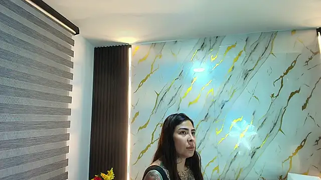 Snapshot of EmiliMontero chatting on June 20, 3:31 am EmiliMontero online show from June 20, 3:31 am