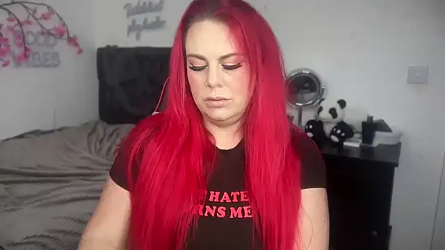Snapshot of redxxxvixen chatting on May 6, 12:32 pm redxxxvixen online show from May 6, 12:32 pm