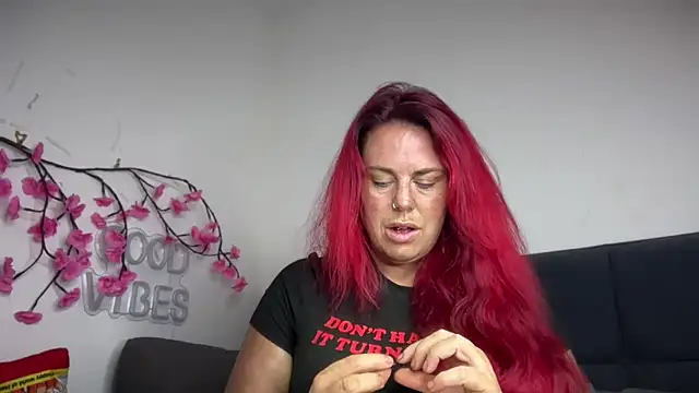 Snapshot of redxxxvixen chatting on May 19, 9:21 pm redxxxvixen online show from May 19, 9:21 pm