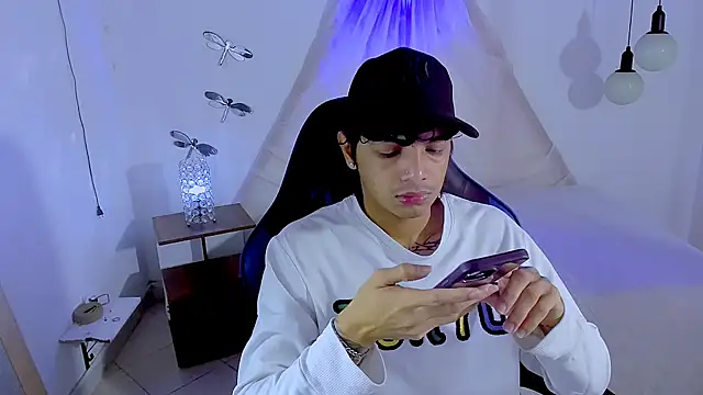 Snapshot of Brand_habes chatting on November 7, 1:44 pm Brand habes online show from November 7, 1:44 pm