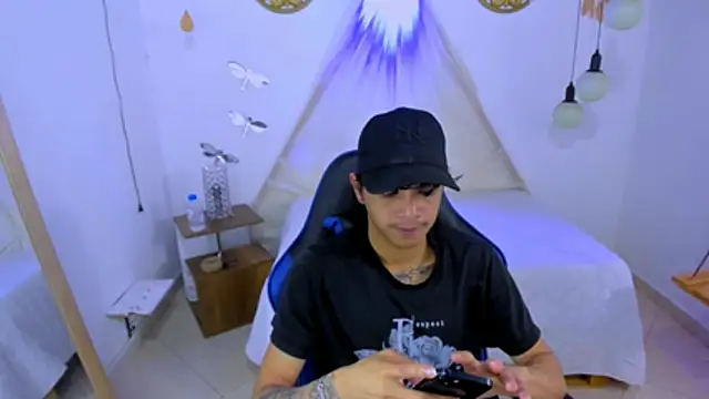 Snapshot of Brand_habes chatting on November 19, 1:33 pm Brand habes online show from November 19, 1:33 pm