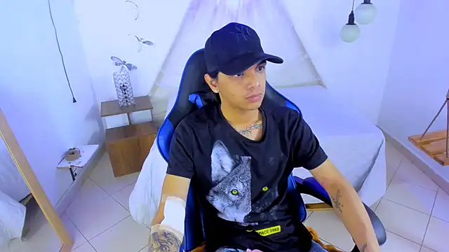 Snapshot of Brand_habes chatting on December 4, 12:53 am Brand habes online show from December 4, 12:53 am