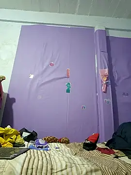 Snapshot of Lunababymylove chatting on December 18, 6:32 am Lunababymylove online show from December 18, 6:32 am