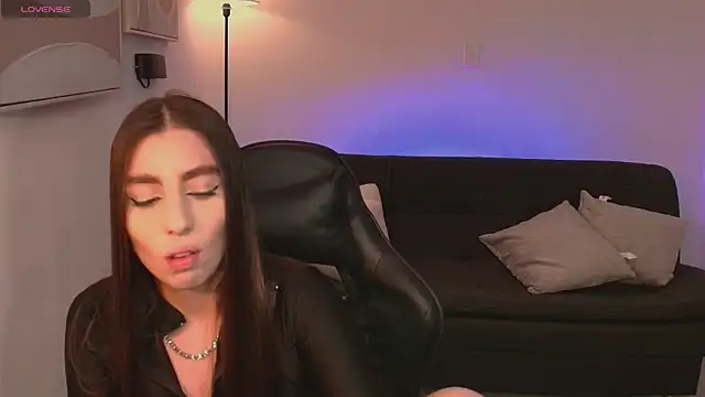 DolcieElliot online show from October 21, 9:15 pm