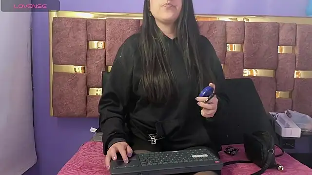 Snapshot of dakota_guirl chatting on March 21, 3:33 am dakota guirl online show from March 21, 3:33 am