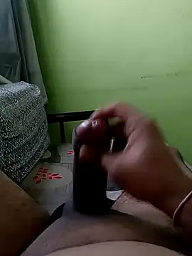 Snapshot of hornycharlie04 chatting on January 25, 9:04 am hornycharlie04 online show from January 25, 9:04 am