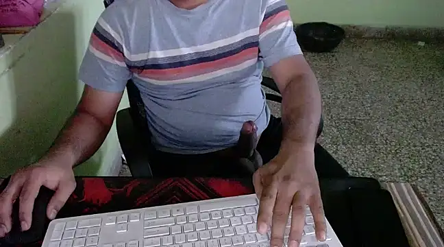 Snapshot of hornycharlie04 chatting on February 20, 11:53 am hornycharlie04 online show from February 20, 11:53 am