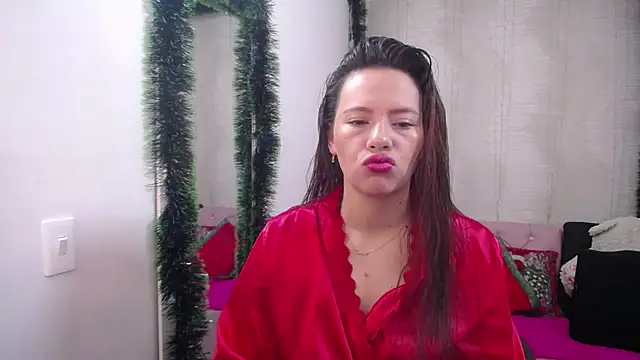 Snapshot of lauraguzman chatting on January 2, 12:02 am lauraguzman online show from January 2, 12:02 am