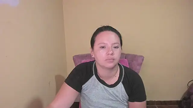 Snapshot of lauraguzman chatting on July 8, 3:55 am lauraguzman online show from July 8, 3:55 am