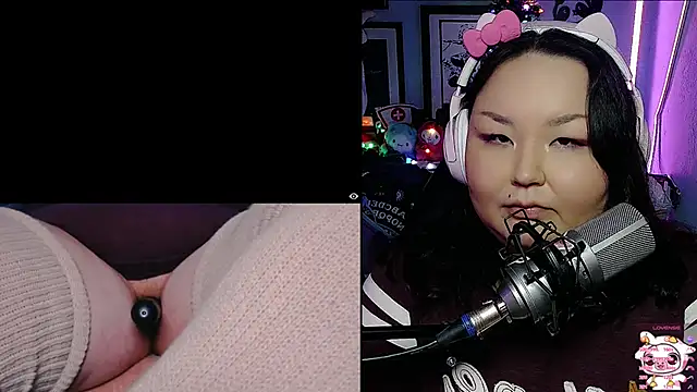 Snapshot of EmGreens chatting on February 2, 5:53 am EmGreens online show from February 2, 5:53 am