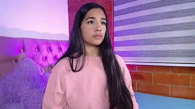 Snapshot of Maeena chatting on December 11, 11:21 pm Maeena online show from December 11, 11:21 pm