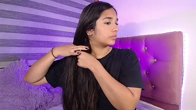 Snapshot of Maeena chatting on January 17, 9:17 pm Maeena online show from January 17, 9:17 pm