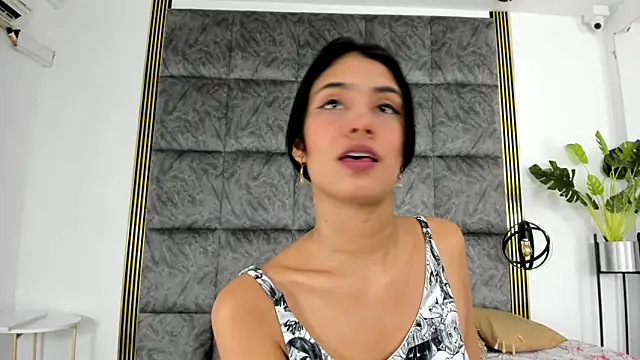 Snapshot of LaurenRodriiguez chatting on February 6, 12:37 pm LaurenRodriiguez online show from February 6, 12:37 pm