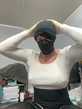 UtopianMisfit1 online show from April 10, 8:30 am