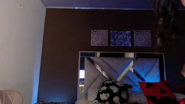 Snapshot of SophiaJoliebm chatting on October 23, 4:45 am SophiaJoliebm online show from October 23, 4:45 am