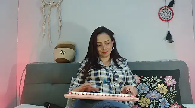 Snapshot of catalinamommyx chatting on February 24, 12:41 am catalinamommyx online show from February 24, 12:41 am