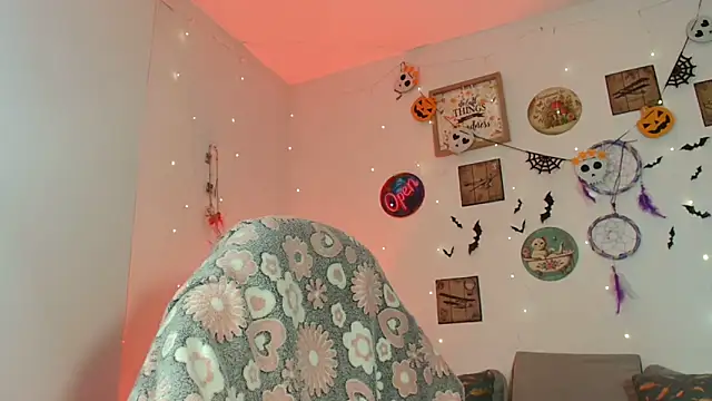 Snapshot of catalinamommyx chatting on October 31, 1:06 am catalinamommyx online show from October 31, 1:06 am