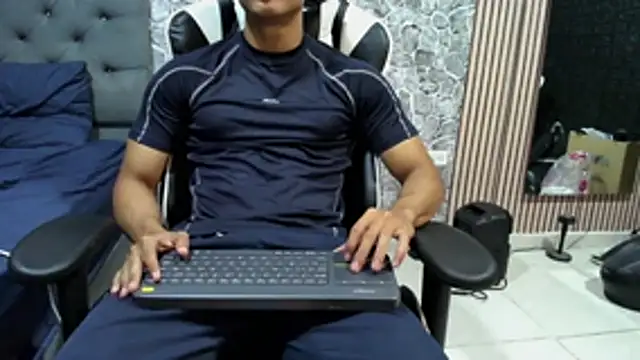 Snapshot of chriss_jones1 chatting on May 15, 12:17 am chriss jones1 online show from May 15, 12:17 am