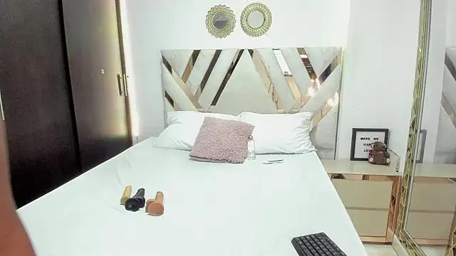 Snapshot of KriisvanyLeroy chatting on December 4, 8:17 pm KriisvanyLeroy online show from December 4, 8:17 pm