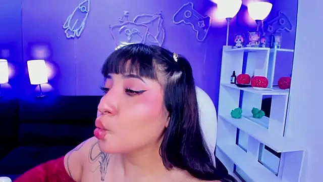 Snapshot of Emma_monserrat chatting on May 4, 11:17 am Emma monserrat online show from May 4, 11:17 am