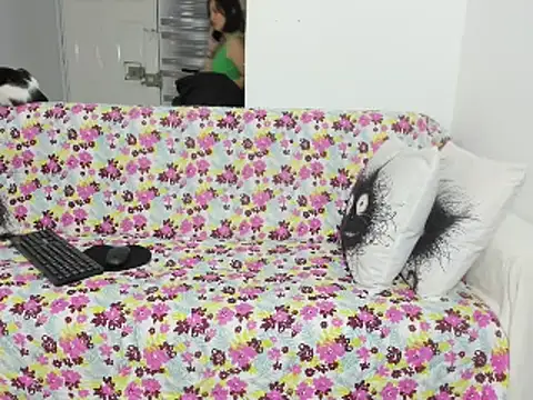 Snapshot of Emma_Jnes chatting on February 12, 10:15 pm Emma Jnes online show from February 12, 10:15 pm