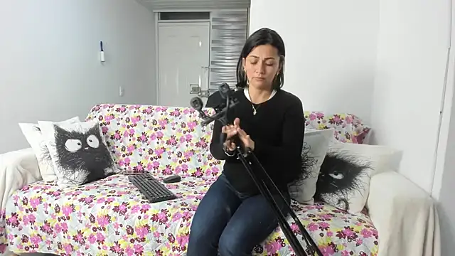 Snapshot of Emma_Jnes chatting on February 13, 10:33 pm Emma Jnes online show from February 13, 10:33 pm