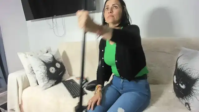 Snapshot of Emma_Jnes chatting on February 25, 9:46 pm Emma Jnes online show from February 25, 9:46 pm