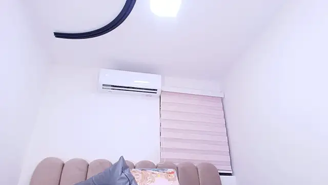 Snapshot of nicol_f chatting on December 5, 3:04 am nicol f online show from December 5, 3:04 am