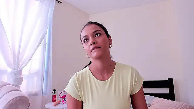 Snapshot of evely_coelloo chatting on January 7, 8:21 pm evely coelloo online show from January 7, 8:21 pm