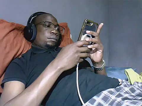 Snapshot of TheeRealShow chatting on May 10, 9:31 pm TheeRealShow online show from May 10, 9:31 pm