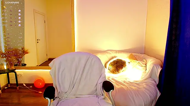 Snapshot of an6elica chatting on November 8, 2:45 am an6elica online show from November 8, 2:45 am