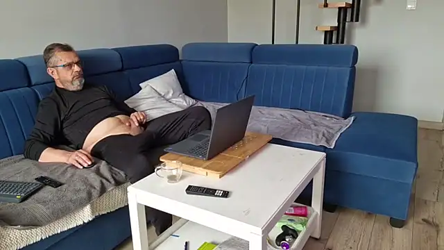 Snapshot of axecoman60 chatting on March 13, 9:10 am axecoman60 online show from March 13, 9:10 am