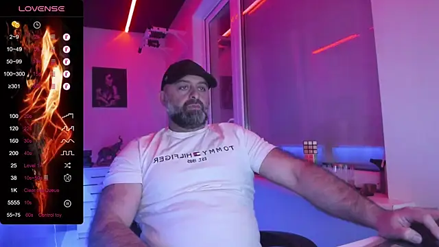 Snapshot of MAGABEAR077 chatting on May 5, 5:32 pm MAGABEAR077 online show from May 5, 5:32 pm