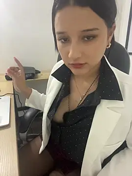 littlemelodi18 online show from December 19, 8:49 pm